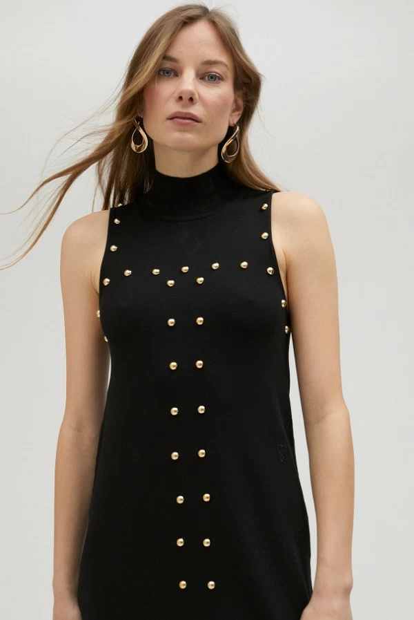 Vestido largo negro de punto con tachuelas doradas