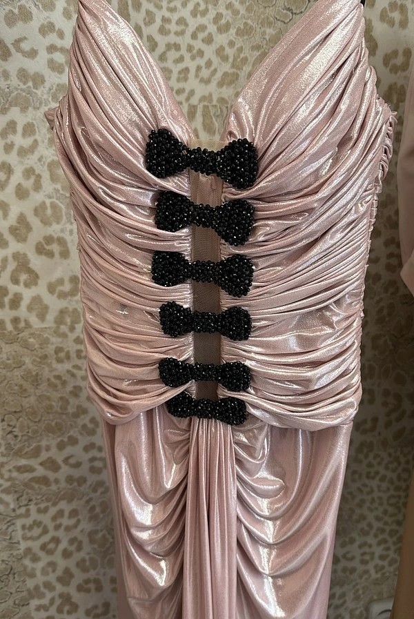 Vestido largo oro rosa metalizado con escote corazón y lazos de strass