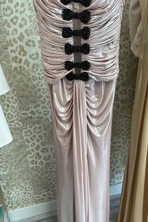 Vestido largo oro rosa metalizado con escote corazón y lazos de strass