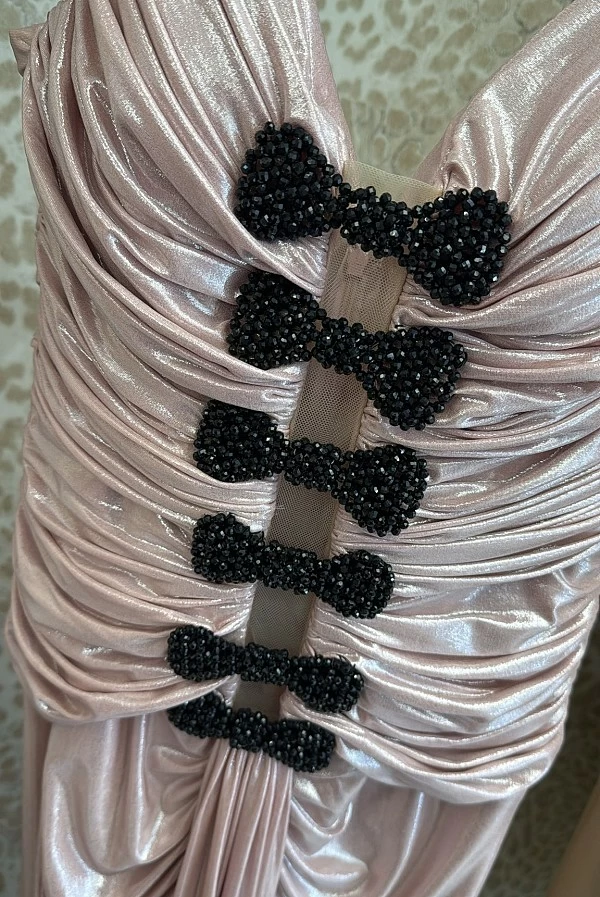 Vestido largo oro rosa metalizado con escote corazón y lazos de strass