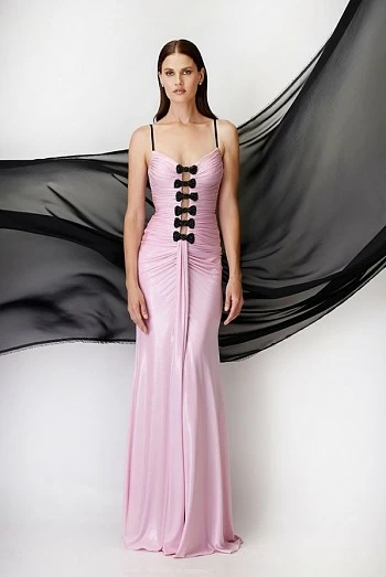 Vestido largo oro rosa metalizado con escote corazón y lazos de strass