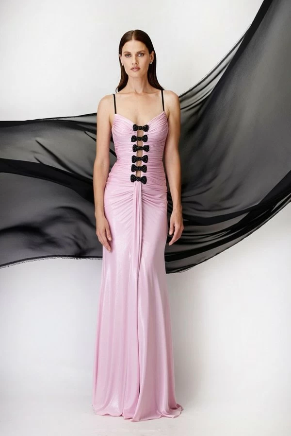 Vestido largo oro rosa metalizado con escote corazón y lazos de strass