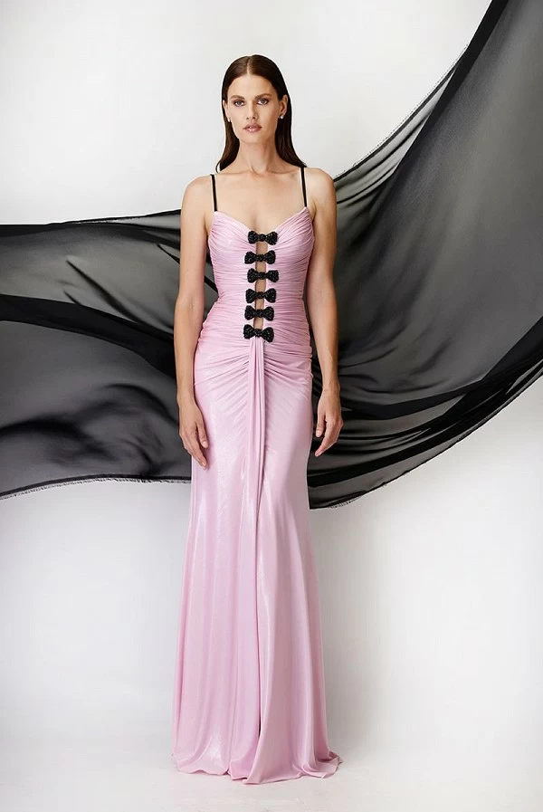Vestido largo oro rosa metalizado con escote corazón y lazos de strass