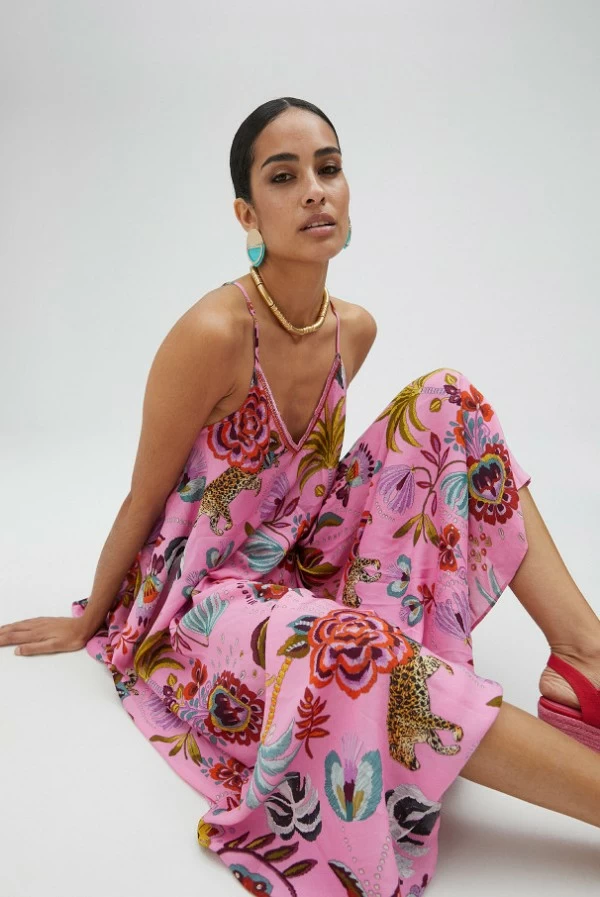 Vestido largo tropical con escote en pico y pedrería lola casademunt