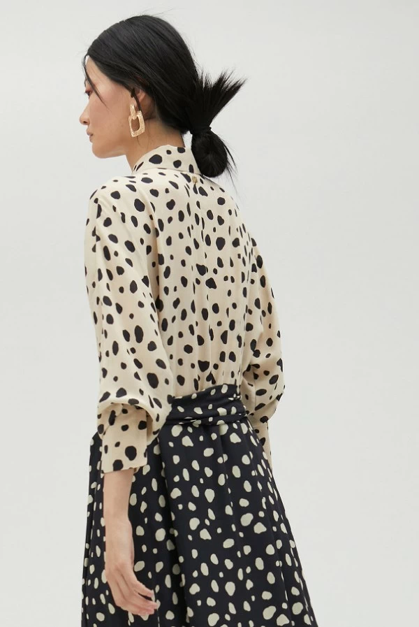 Vestido midi camisero con estampado bicolor de topos lola casademunt