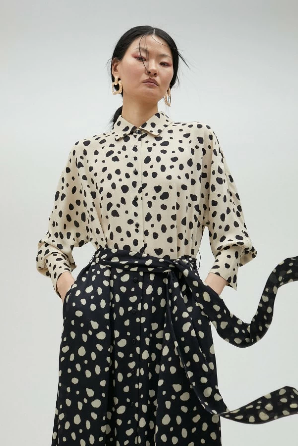 Vestido midi camisero con estampado bicolor de topos lola casademunt