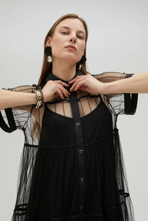 Vestido midi de tul negro en dos piezas con cuello camisero lola casademunt