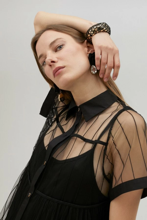 Vestido midi de tul negro en dos piezas con cuello camisero lola casademunt