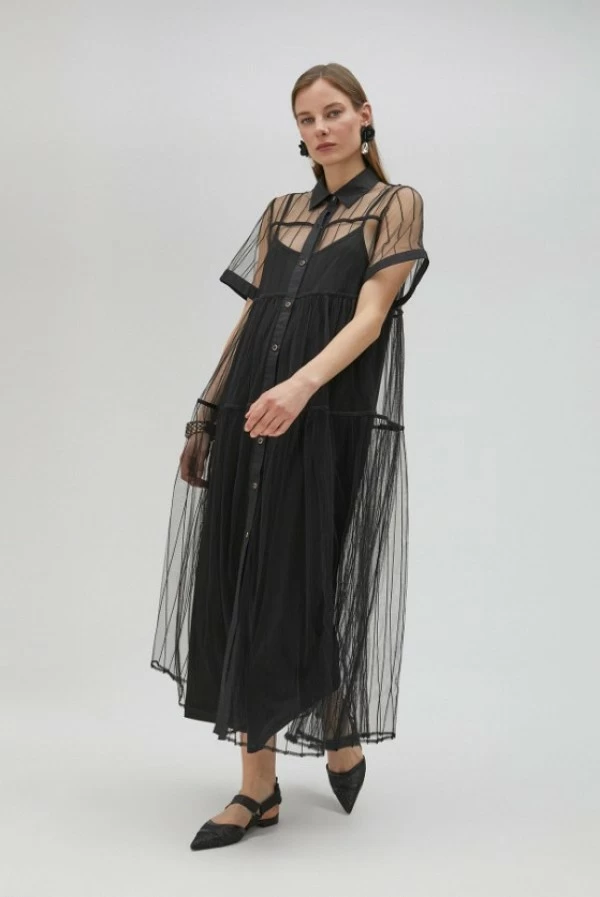 Vestido midi de tul negro en dos piezas con cuello camisero lola casademunt