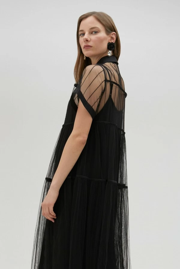 Vestido midi de tul negro en dos piezas con cuello camisero lola casademunt