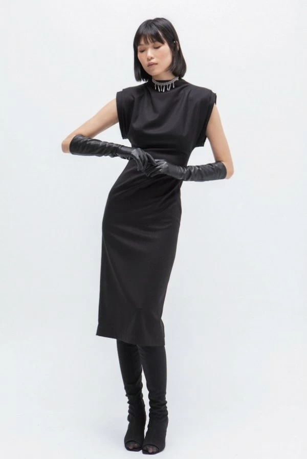 vestido midi negro hombreras vanz masavi