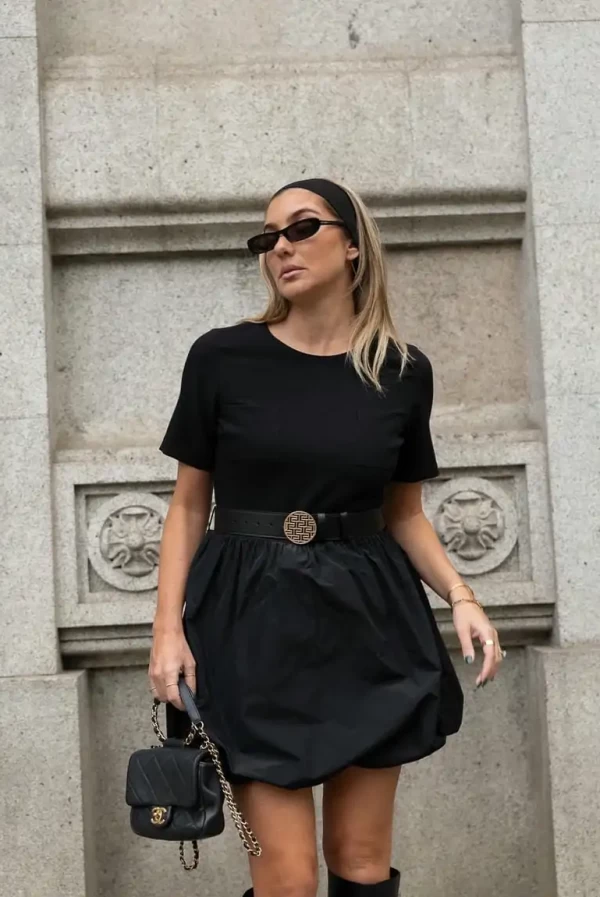 vestido negro con falda globo de Scripta