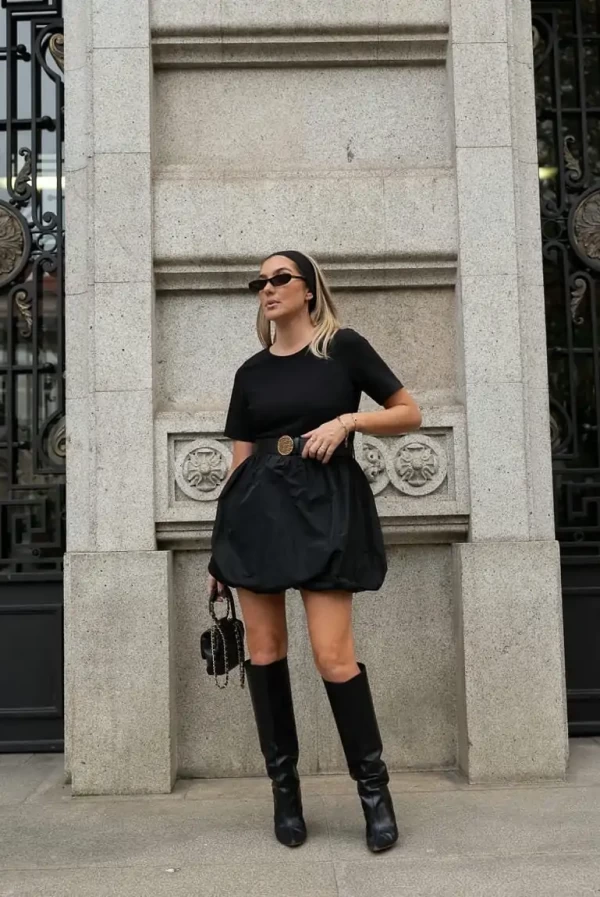 vestido negro con falda globo de Scripta