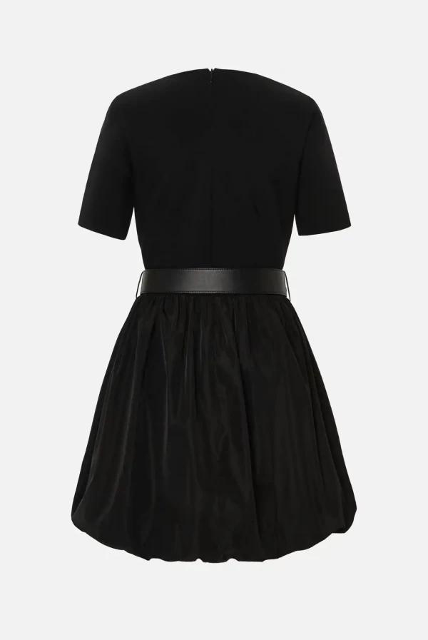vestido negro con falda globo de Scripta
