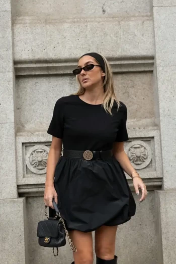 vestido negro con falda globo de Scripta vestido negro con falda globo de Scripta