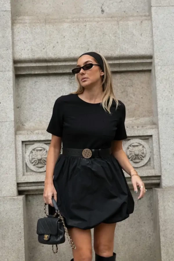 vestido negro con falda globo de Scripta
