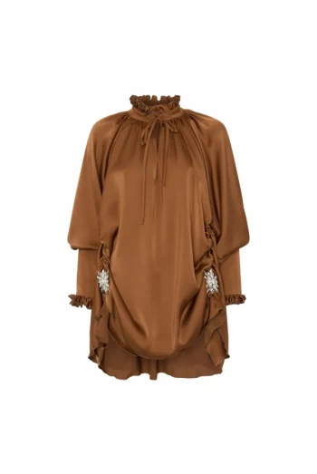 Vestido Tete by Odette con fruncidos y detalles joya en tono caramelo Vestido Tete by Odette con fruncidos y detalles joya en tono caramelo