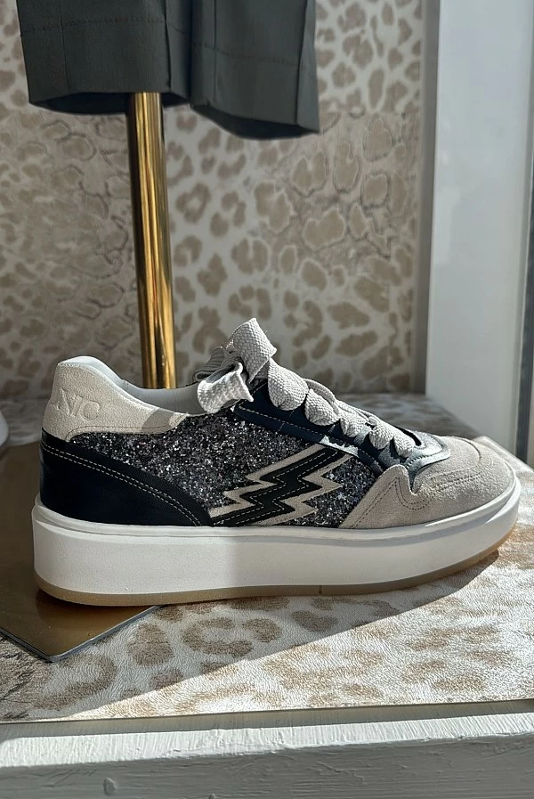 Zapatilla  Nemonic negro y gris con detalle en strass