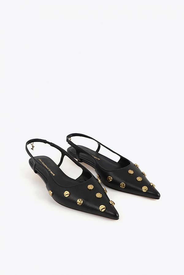 Zapato de Tacón Bajo con Tachas Doradas