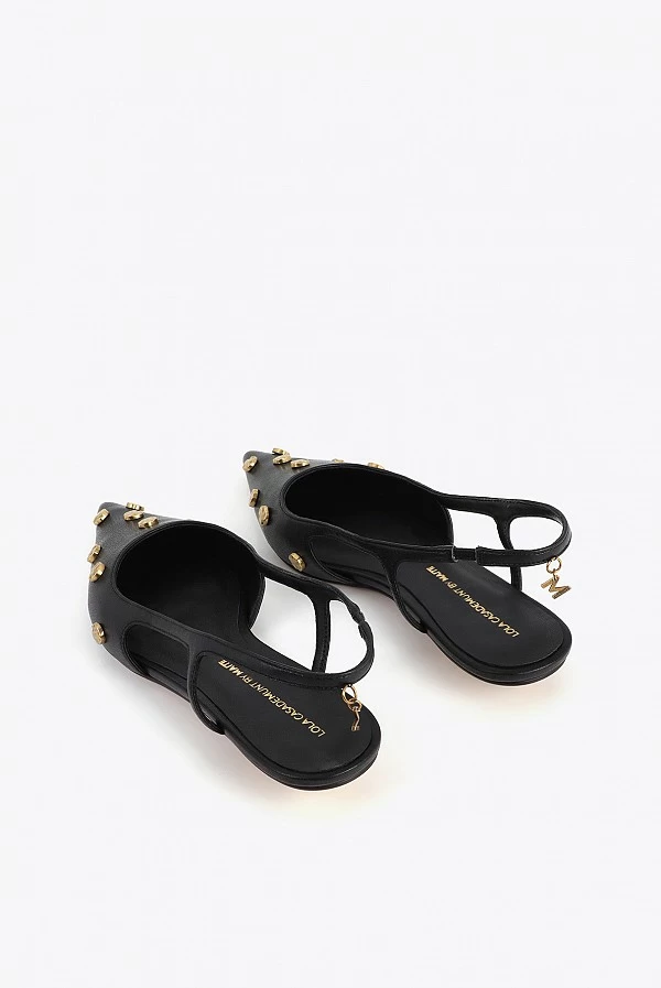 Zapato de Tacón Bajo con Tachas Doradas