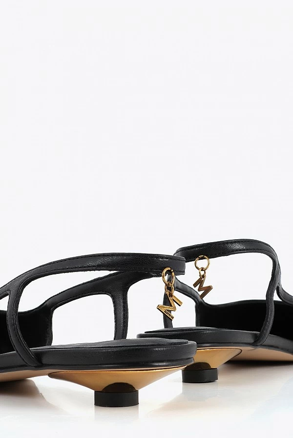 Zapato de Tacón Bajo con Tachas Doradas