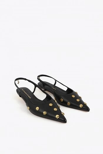 Zapato de Tacón Bajo con Tachas Doradas