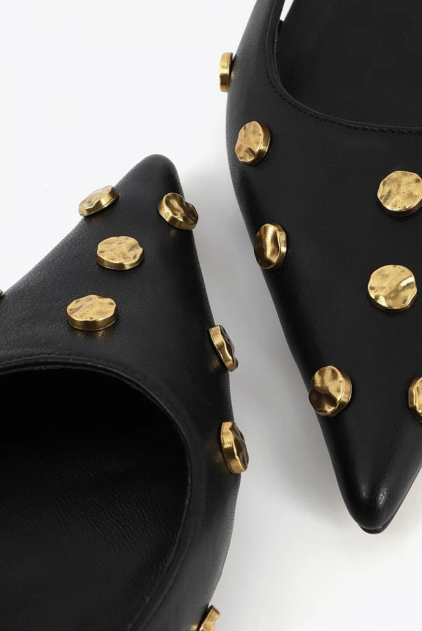 Zapato de Tacón Bajo con Tachas Doradas