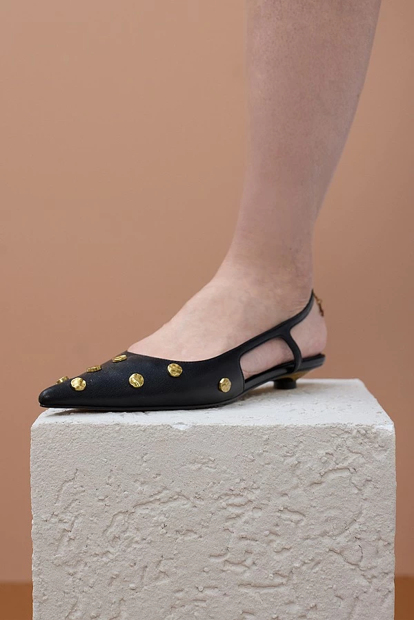 Zapato de Tacón Bajo con Tachas Doradas