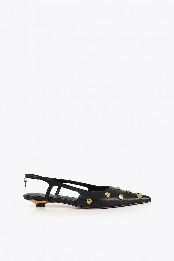 Zapato de Tacón Bajo con Tachas Doradas