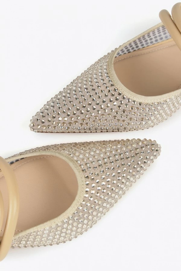 Zapato destalonado con piedras brillantes y tacón bajo lola casademunt