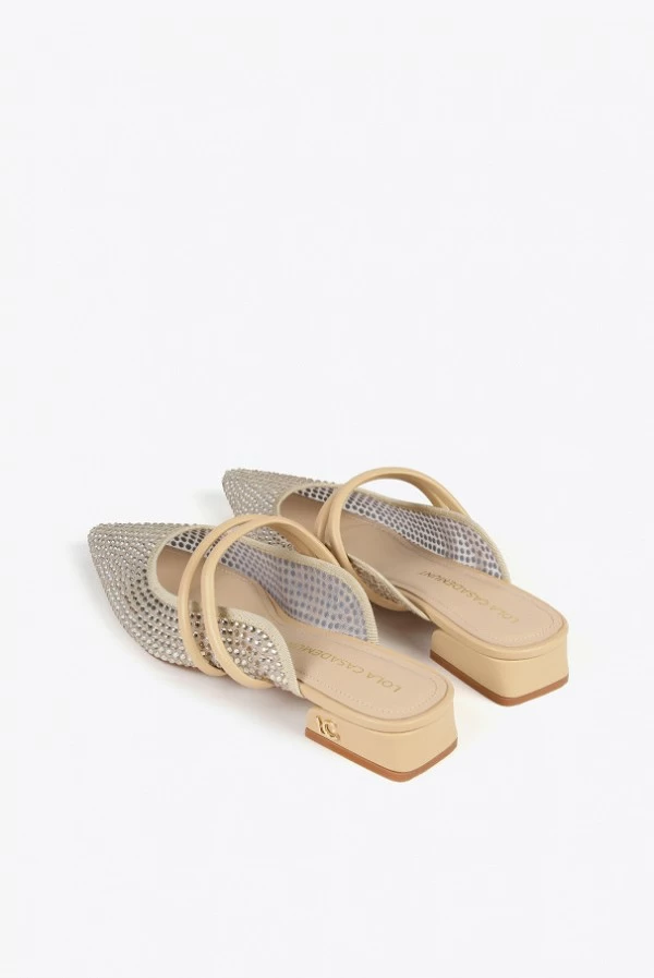 Zapato destalonado con piedras brillantes y tacón bajo lola casademunt