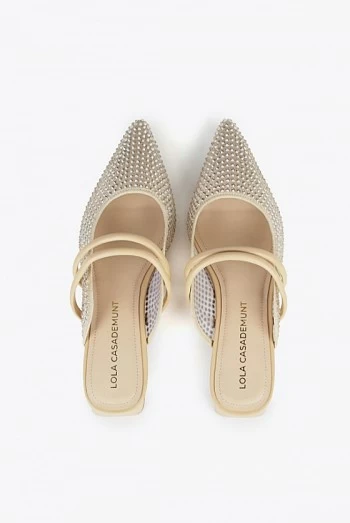 Zapato destalonado con piedras brillantes y tacón bajo lola casademunt