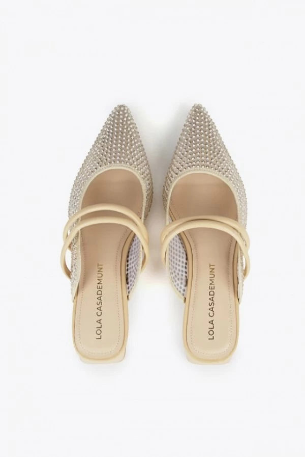 Zapato destalonado con piedras brillantes y tacón bajo lola casademunt