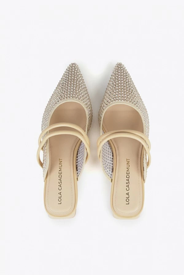 Zapato destalonado con piedras brillantes y tacón bajo lola casademunt