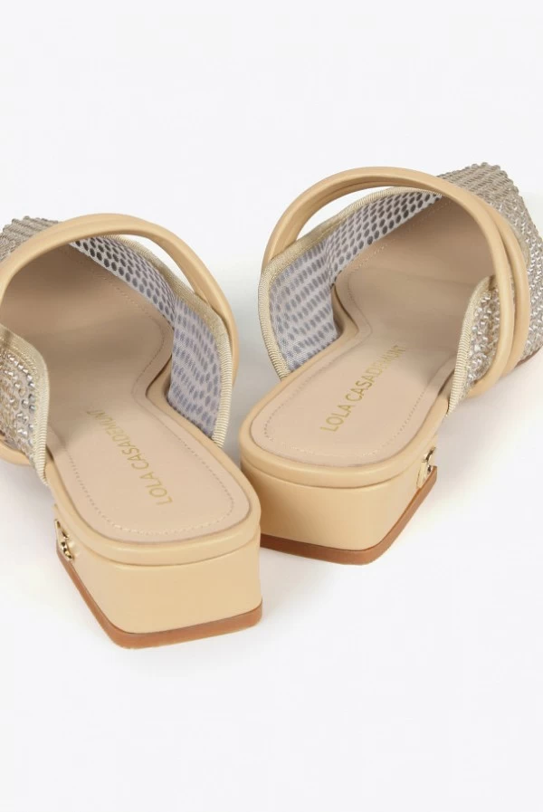 Zapato destalonado con piedras brillantes y tacón bajo lola casademunt